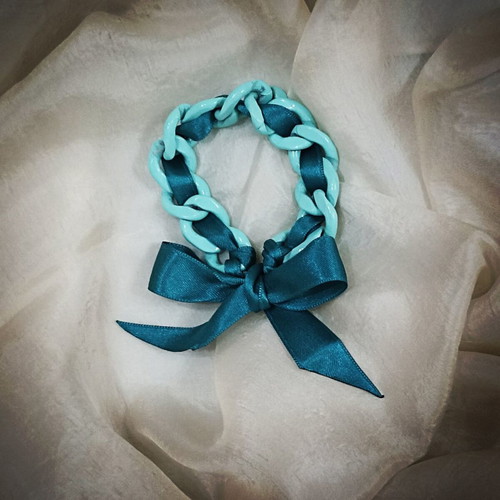 Turquoise bracelet with chain and emerald ribbon bow