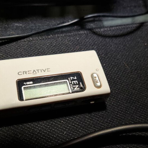 Creative Zen Nano Plus MP3 player 1 GB used with FM radio and voice recorder