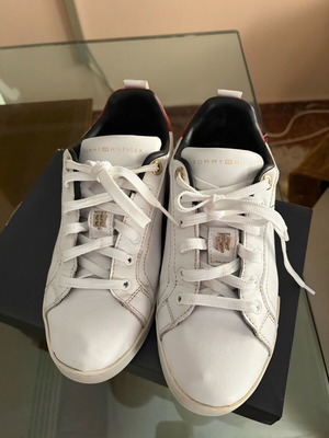 Tommy Hilfiger leather sneakers used, size 38, white