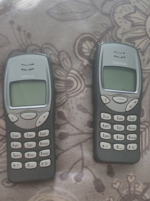 Nokia 3210 phones used, two units for parts or collection