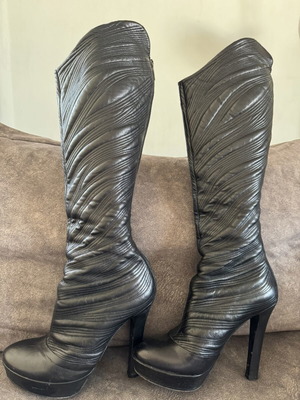 Boss Shoes tall leather boots size 38 like new, black