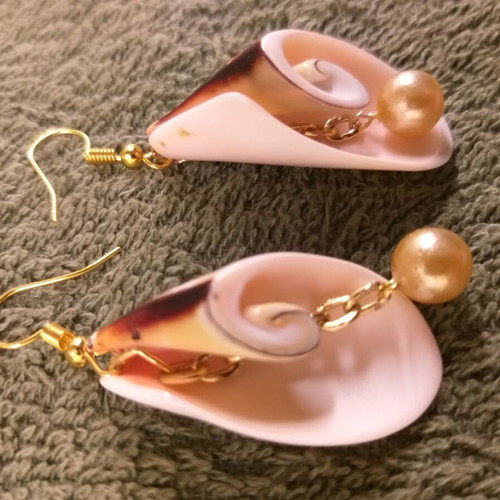 Earrings with spiral shell and pearl