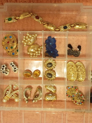 Faux bijoux earrings like new, multicolored and gold