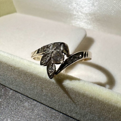 Gold K14 ring with zircon stones like new