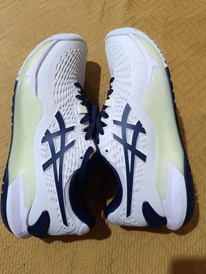 Asics women's tennis shoes size 41.5 like new