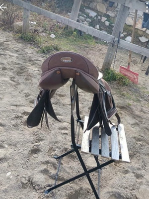 Tekna saddle with epoche without stirrups No 18, like new, ideal for European horse