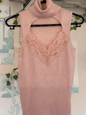 Mango sleeveless turtleneck top like new, size medium, powder pink