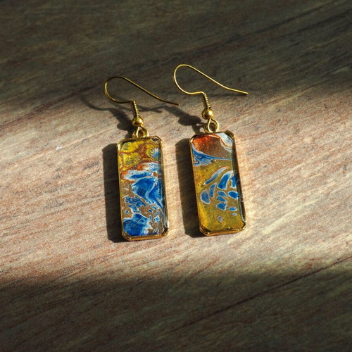 Artistic earrings with epoxy resin and gold-plated stainless steel base
