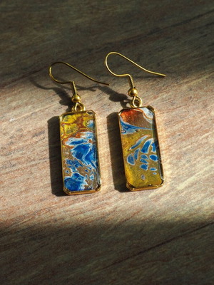 Artistic earrings with epoxy resin and gold-plated stainless steel base