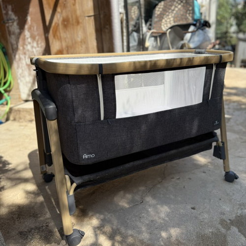 Amo Baby Bassinet with Wheels and Mesh Sides like new