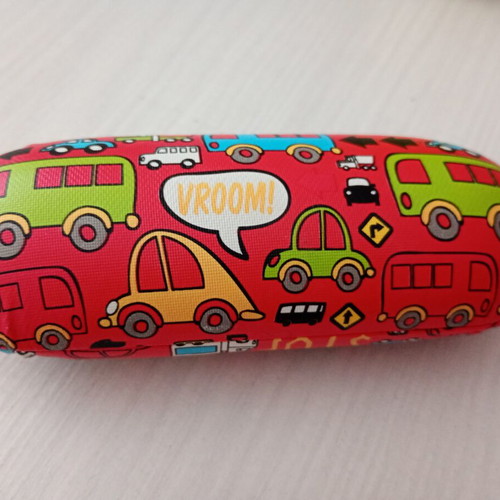 Children's glasses case with vehicle theme