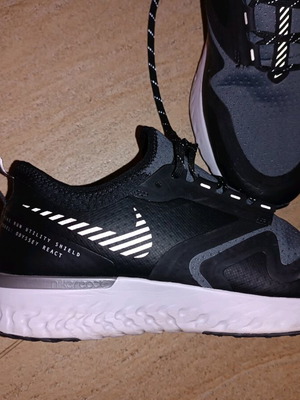 Αθλητικά Nike μέγεθος 40 σαν καινούργια, μαύρο και άσπρο