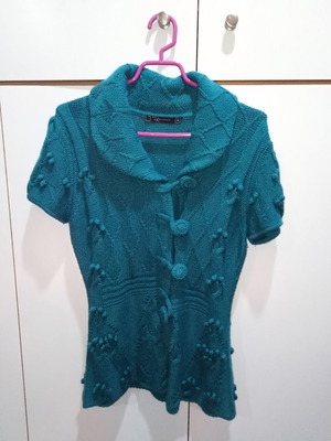 Cardigan used with short sleeves in green color, size M