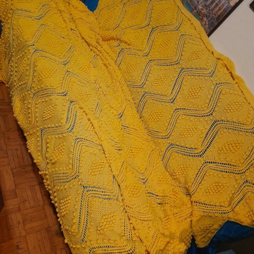 Knitted 2.10 × 2.20 m vintage yellow blanket with embossed pattern