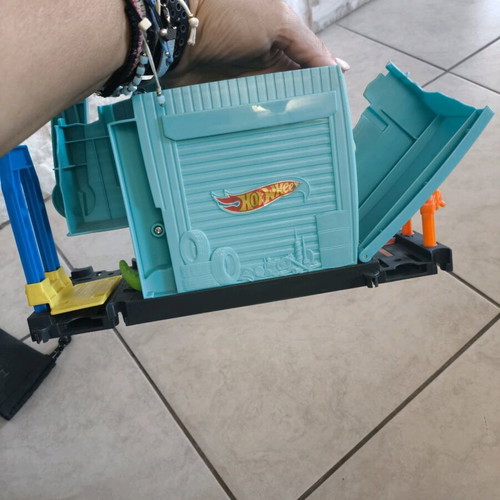 Hot Wheels City Gator Garage Attack Play Set like new