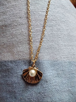 Necklace with shell design and pearl new, gold color