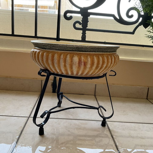Set of 2 handmade ceramic flowerpots with metal stands