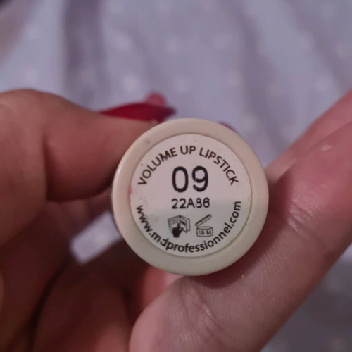 Lipstick used that moisturizes and plumps lips
