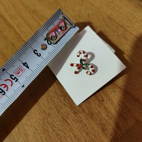 Christmas pin like new