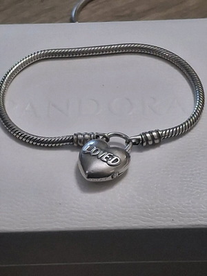 Pandora bracelet 17 cm with loved heart lock like new