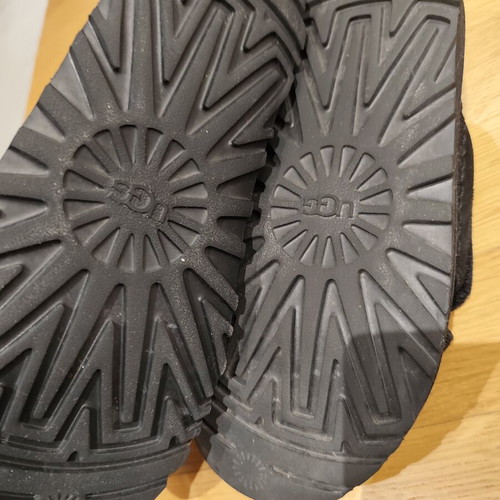 Ugg sandals size 39, like new, black