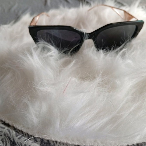 Sunglasses black with gold details new