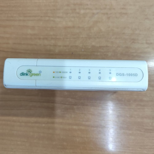 D-Link DGS-1005D Gigabit Switch 5 Ports used