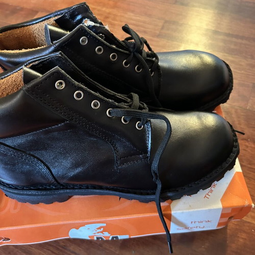Safety boots size 43 new, anti-slip, black