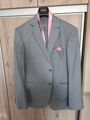 Alta Moda suit like new, ice color with pink tie and pocket square