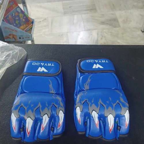 Cut boxing gloves new with wrist protection and breathable design