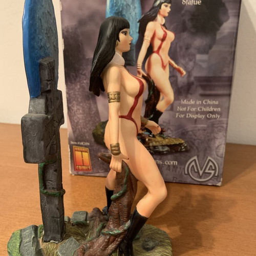 Vampirella statue new, limited edition 2001