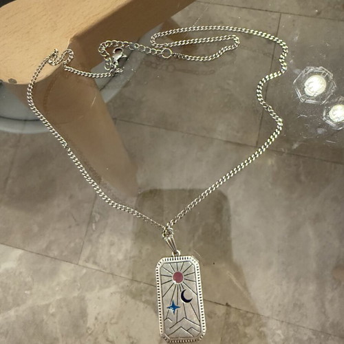 Silver pendant necklace