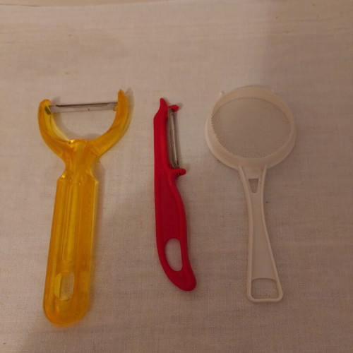 Plastic peelers and strainer like new, set of 3 pieces