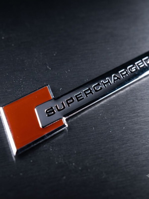 Μεταλλικό σήμα Supercharged σαν καινούργιο, αλουμίνιο, ασημί και κόκκινο