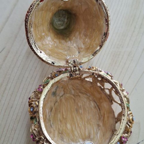 Decorative jewelry box in the shape of a jug like new, metal with enamel and strass