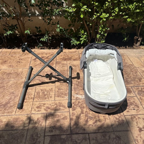 Inglesina Aptica Darwin baby transport system used with isofix base and 2 bags