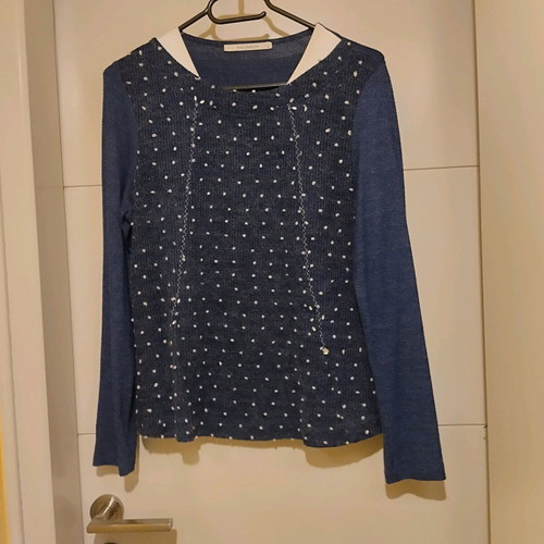 Blouse long sleeve blue size M like new with pearl details