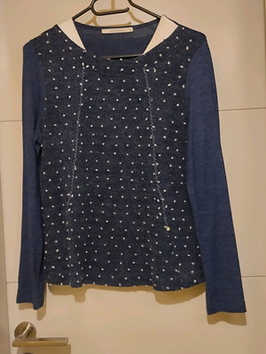 Blouse long sleeve blue size M like new with pearl details