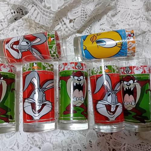 Looney Toons collectible glasses pack of 7 new