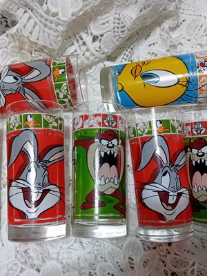 Looney Toons collectible glasses pack of 7 new