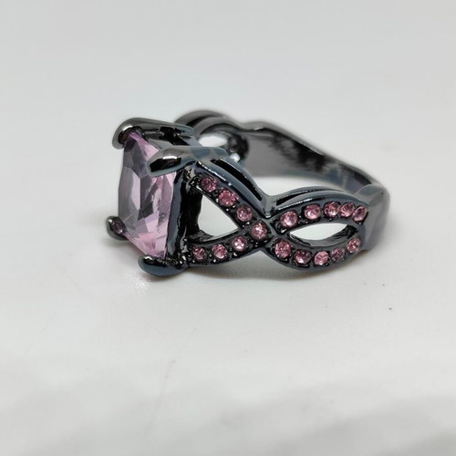 Ring with pink crystal and black base like new