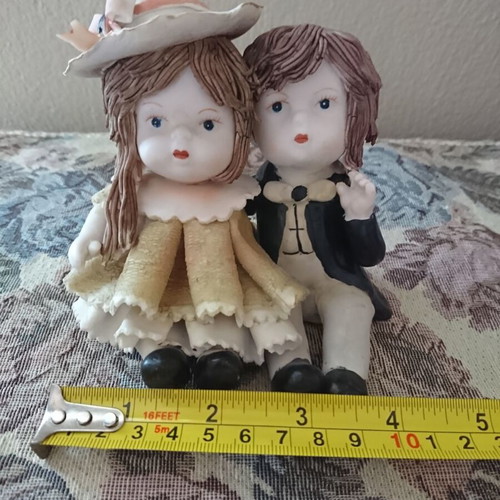 Collectible porcelain figurine like new, dolls 10×10