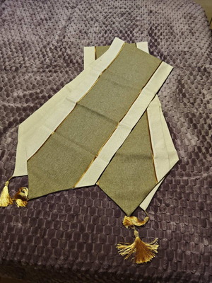 Table runners like new, set of 2, beige with gold details