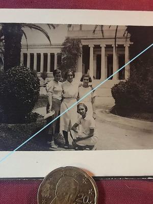 Βίντατζ ασπρόμαυρη φωτογραφία 1937 με γυναίκες έξω από μουσείο