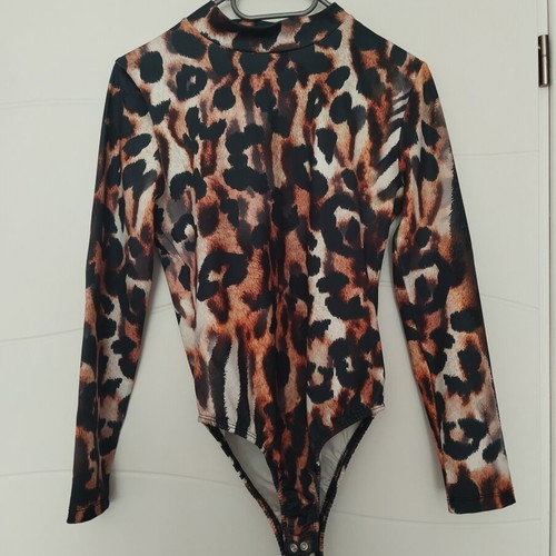 Body like new, size M, colorful