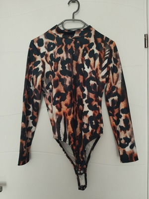 Body like new, size M, colorful