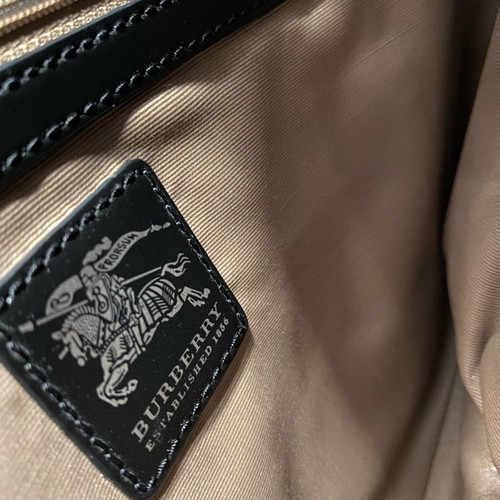 Burberry shoulder bag used in excellent condition