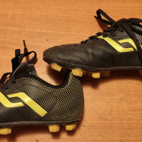 Pro Touch football shoes size 32 like new, black with studs