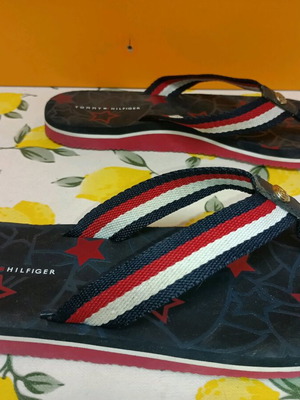 Σαγιονάρες Tommy Hilfiger νούμερο 41, σαν καινούργιες, πολύχρωμες