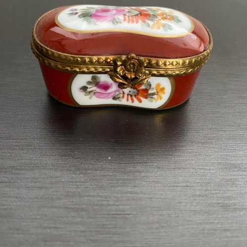 Limoges porcelain miniature box like new